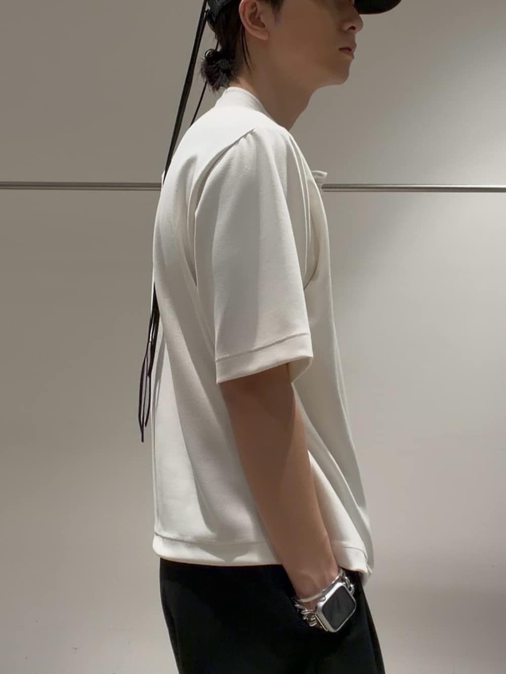 ホワイト系のTシャツ/カットソー、ブラック系のスラックスを着用したメンズの夏コーディネートの4枚目の写真