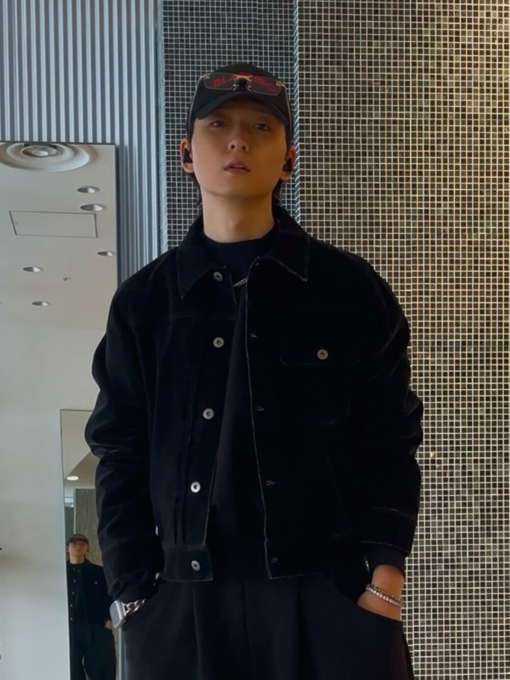 ブラック系のスウェットパンツ、ブラック系のスウェット、ブラック系のデニムジャケットを着用したメンズの冬コーディネートの6枚目の写真