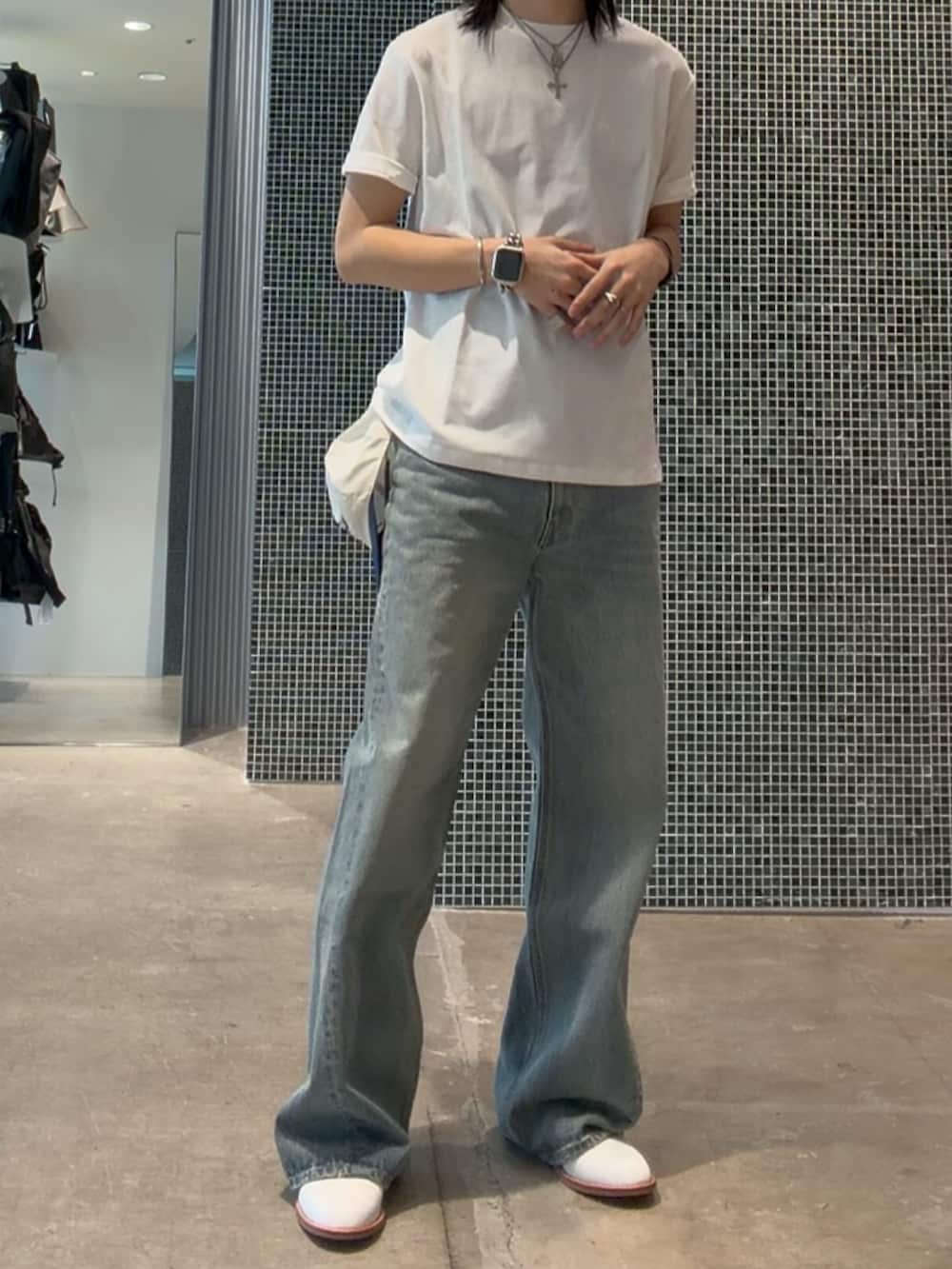 ホワイト系のTシャツ/カットソー、ブルー系のデニムパンツ、ブルー系のキャップを着用したメンズの夏コーディネートの2枚目の写真