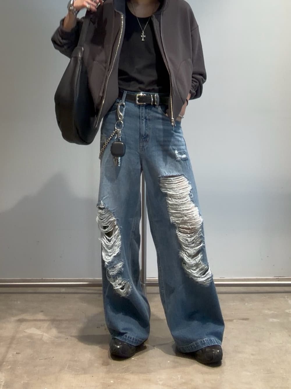 ブルー系のデニムパンツ、グレー系のパーカー、ブラック系のベルトを着用したメンズの夏コーディネートの2枚目の写真