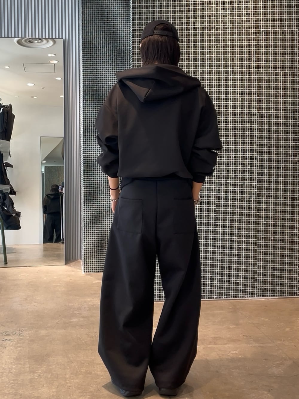 ブラック系のパーカー、ブラック系のその他パンツを着用したメンズの春コーディネートの4枚目の写真