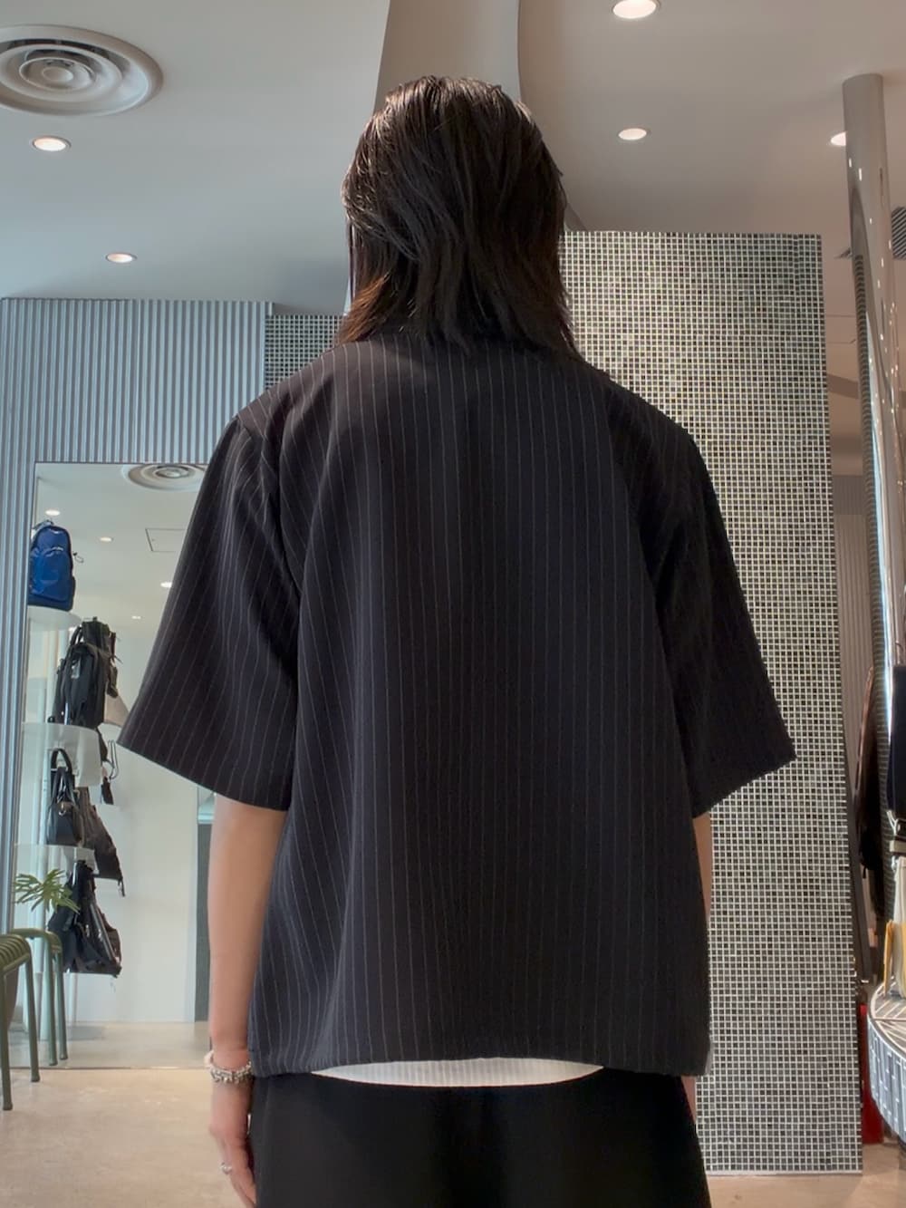 ブラック系のシャツ/ブラウス、ブラック系のその他パンツ、ホワイト系のタンクトップを着用したメンズの夏コーディネートの4枚目の写真