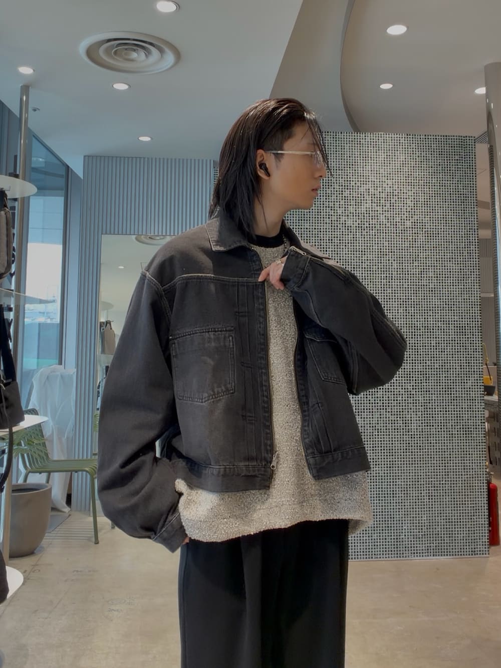 ブラック系のデニムジャケット、ブラック系のその他パンツ、ホワイト系のTシャツ/カットソーを着用したメンズの春コーディネートの3枚目の写真