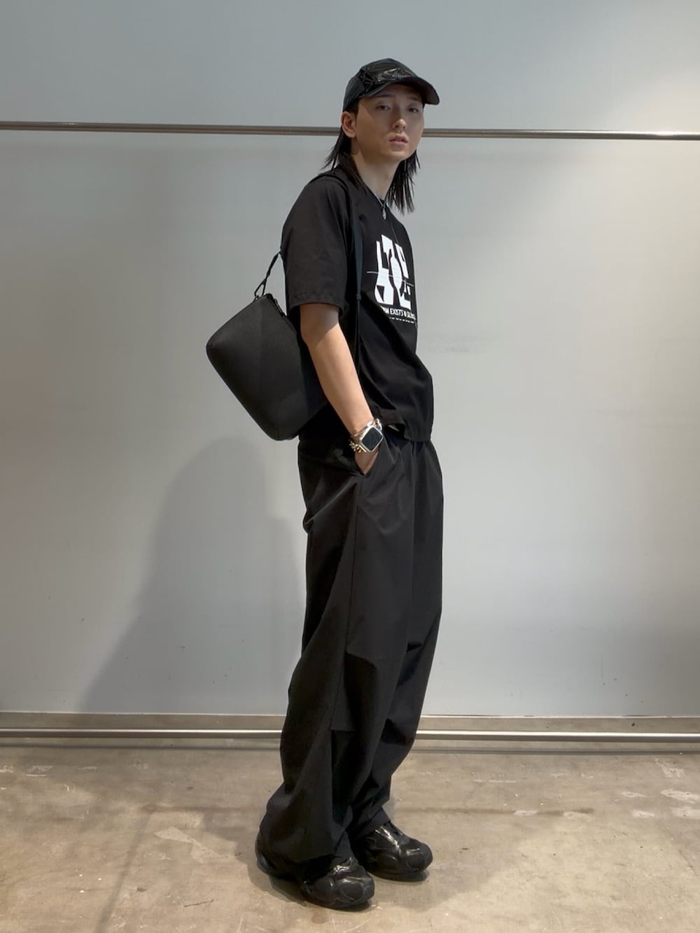 ブラック系のTシャツ/カットソー、ブラック系のその他パンツ、ブラック系のショルダーバッグを着用したメンズの夏コーディネートの2枚目の写真