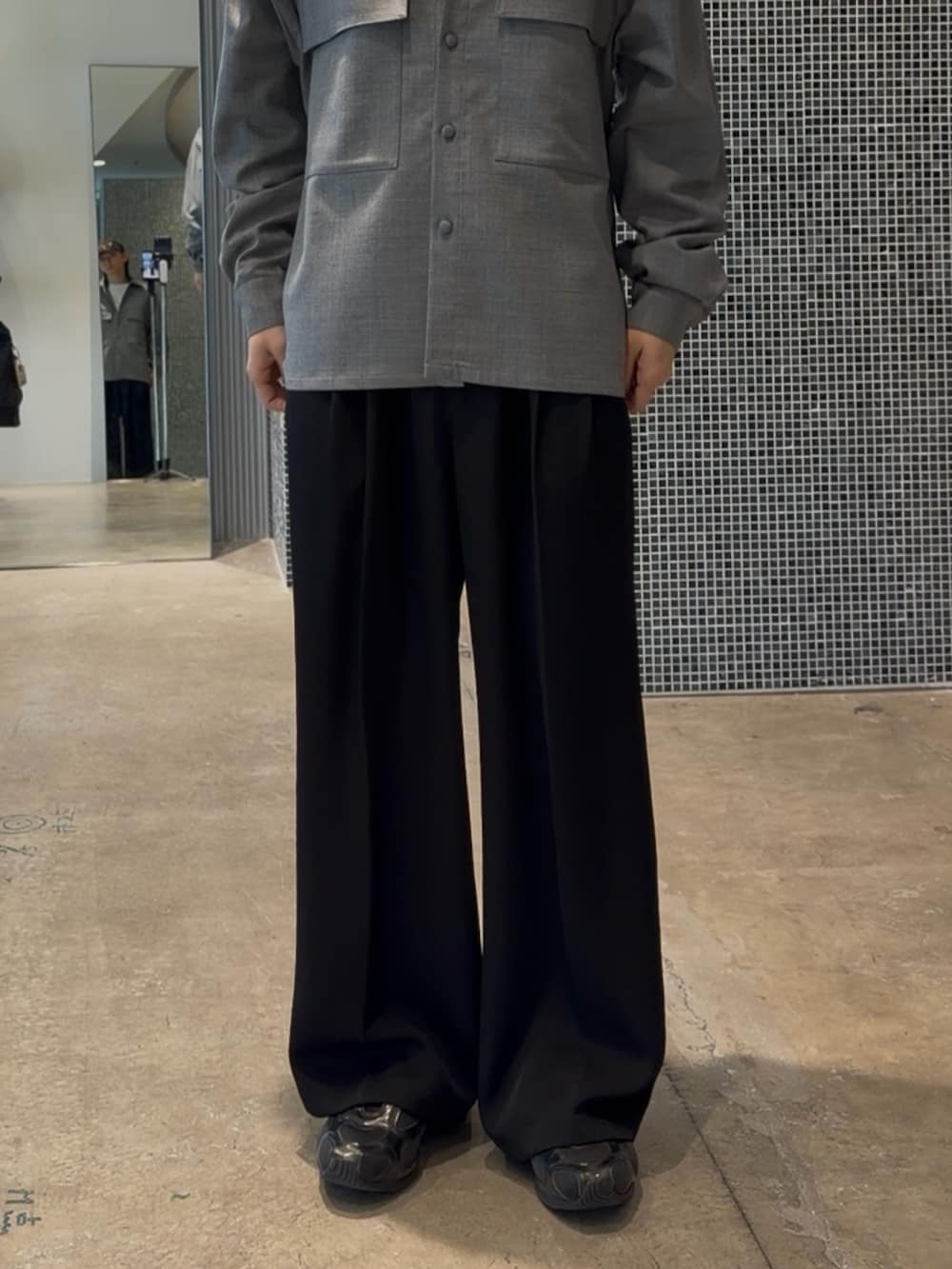 グレー系のシャツ/ブラウス、ホワイト系のTシャツ/カットソー、ブラック系のスラックスを着用したメンズの春コーディネートの3枚目の写真