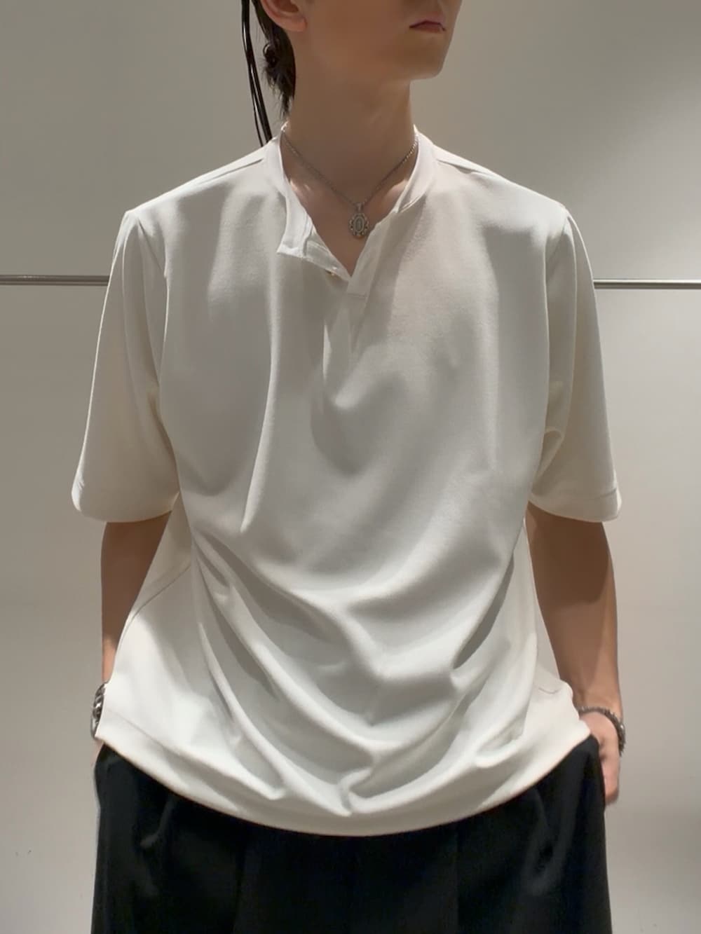 ホワイト系のTシャツ/カットソー、ブラック系のスラックスを着用したメンズの夏コーディネートの3枚目の写真