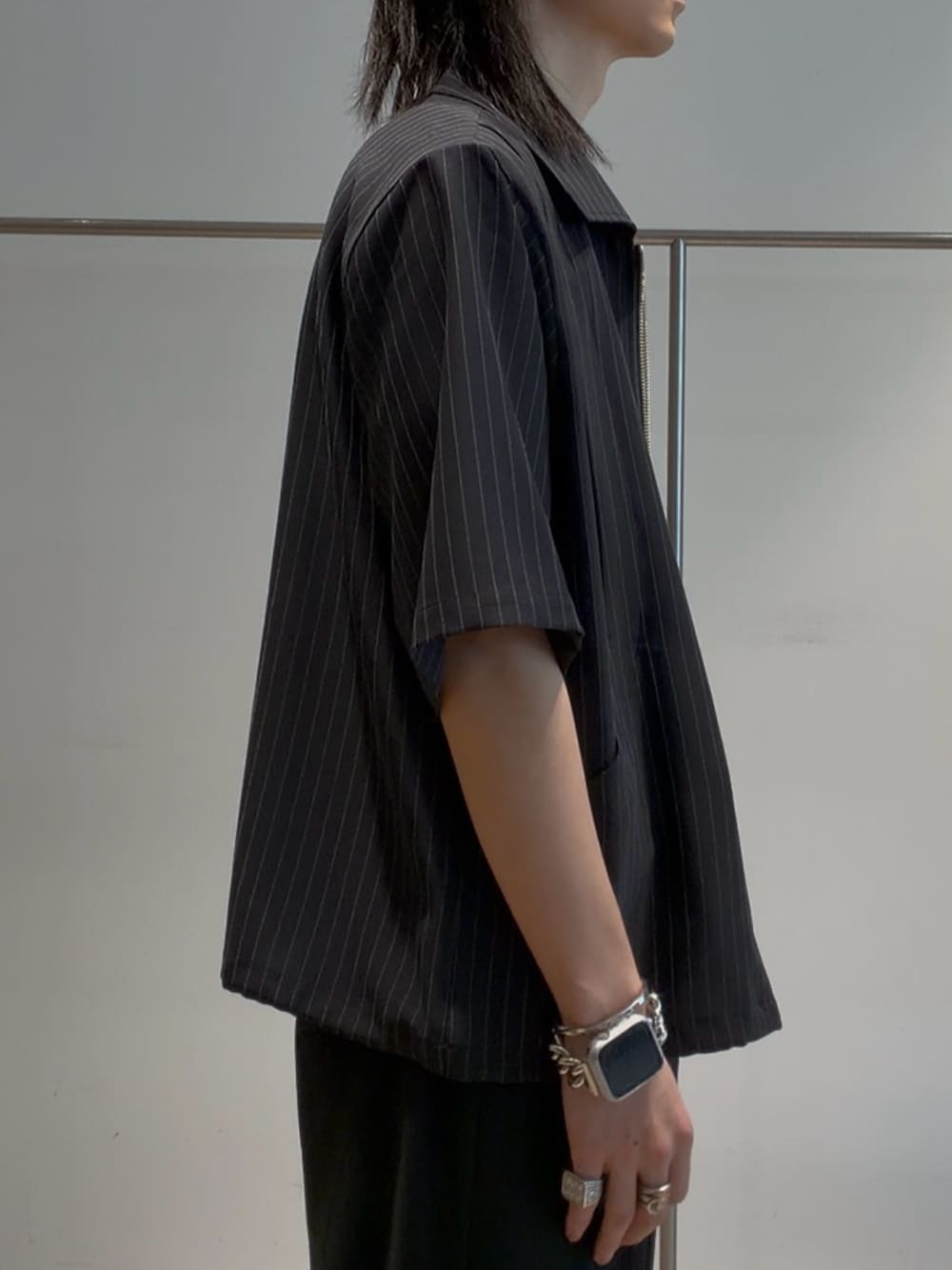 ブラック系のシャツ/ブラウス、ブラック系のスラックス、ホワイト系のタンクトップを着用したメンズの夏コーディネートの4枚目の写真