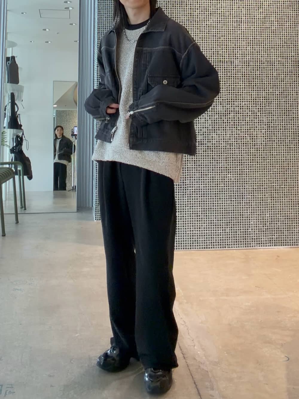 ブラック系のデニムジャケット、ブラック系のその他パンツ、ホワイト系のTシャツ/カットソーを着用したメンズの春コーディネートの2枚目の写真