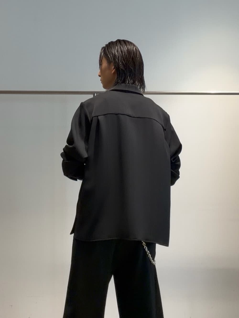 ブラック系のシャツ/ブラウス、ブラック系のその他パンツ、ブラック系のその他シューズを着用したメンズの夏コーディネートの5枚目の写真