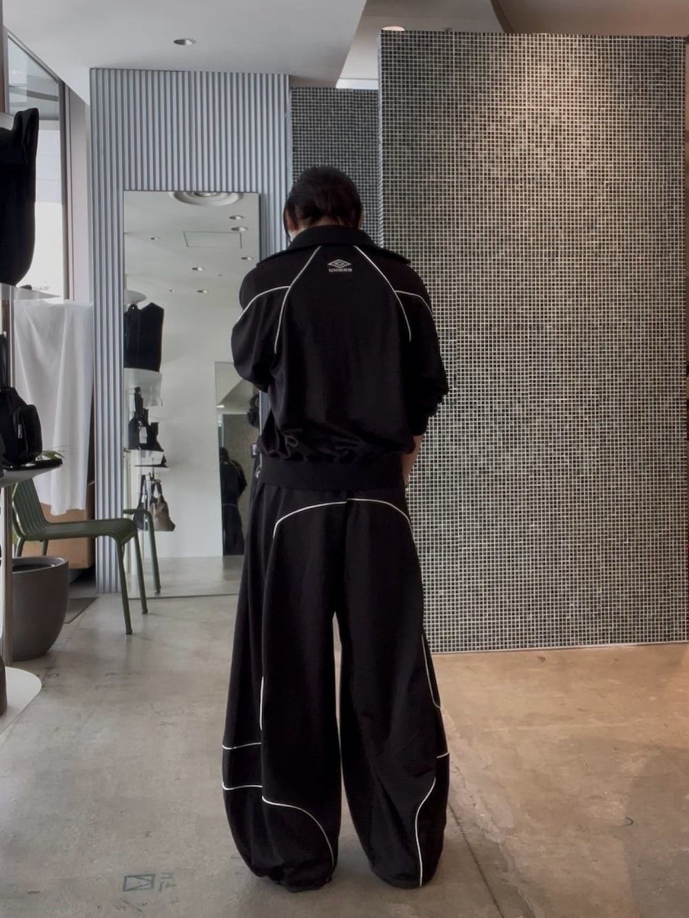 ブラック系のその他パンツ、ブラック系のブルゾン、シルバー系のネックレスを着用したメンズの冬コーディネートの4枚目の写真