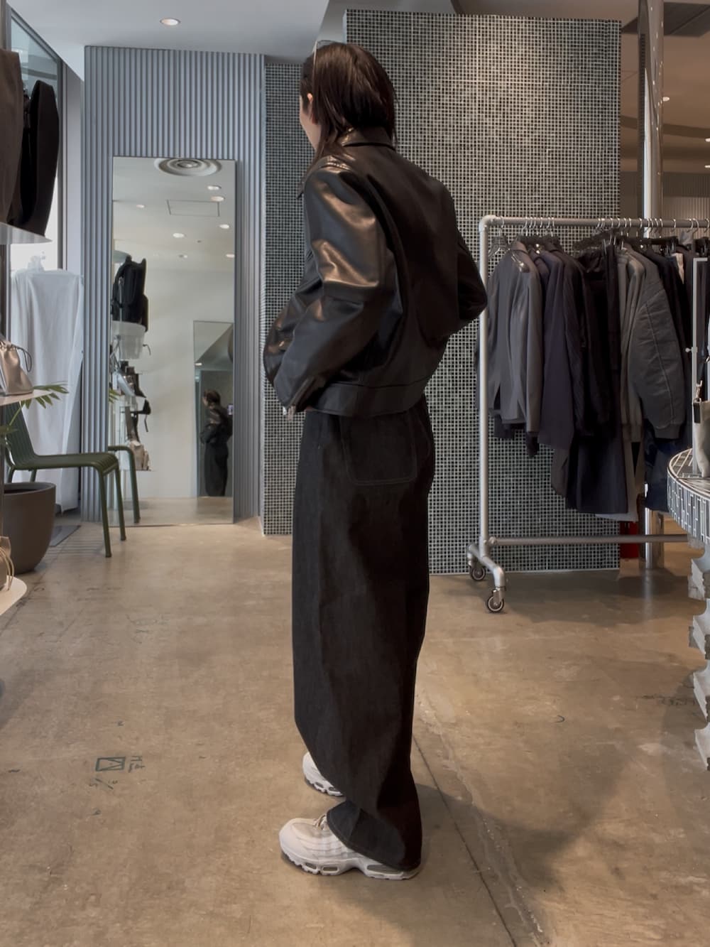 ブラック系のライダースジャケット、ブラック系のデニムパンツを着用したメンズの冬コーディネートの3枚目の写真