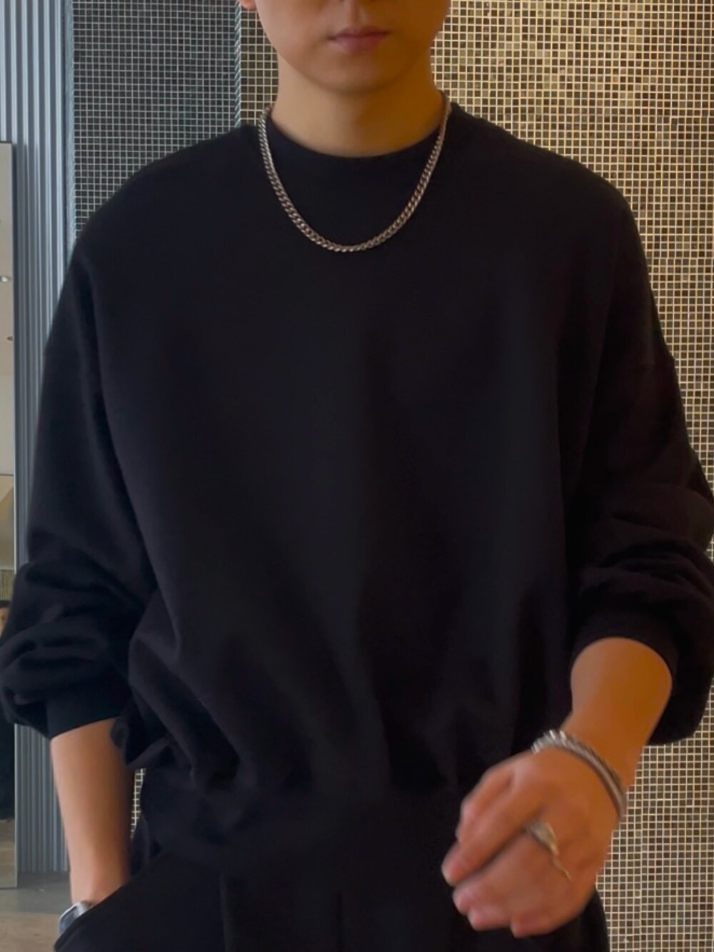 ブラック系のスウェットパンツ、ブラック系のスウェット、ブラック系のデニムジャケットを着用したメンズの冬コーディネートの7枚目の写真