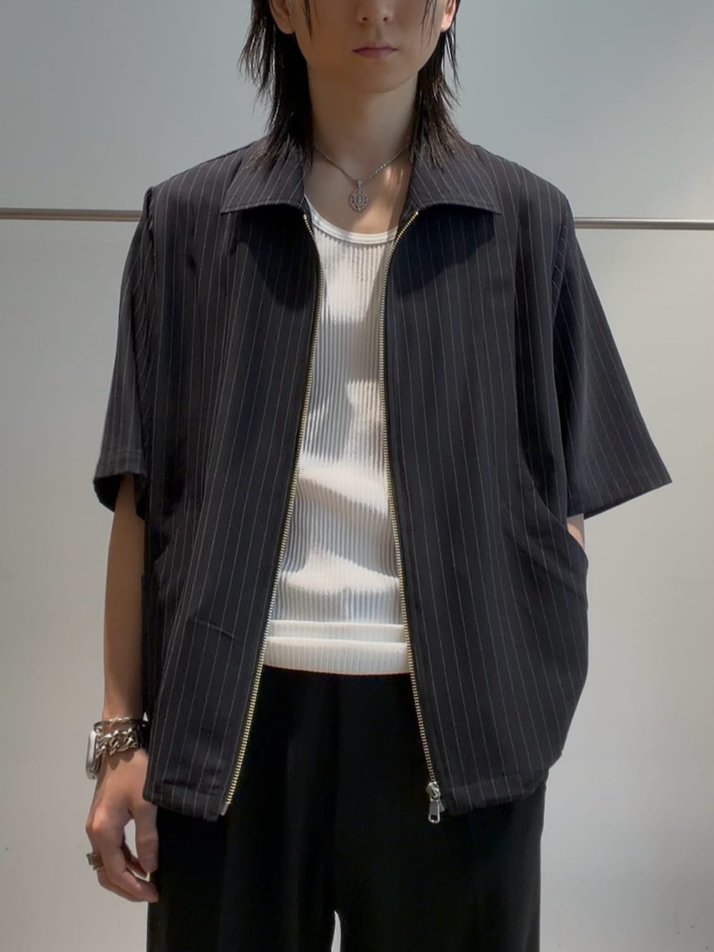 ブラック系のシャツ/ブラウス、ブラック系のスラックス、ホワイト系のタンクトップを着用したメンズの夏コーディネートの2枚目の写真
