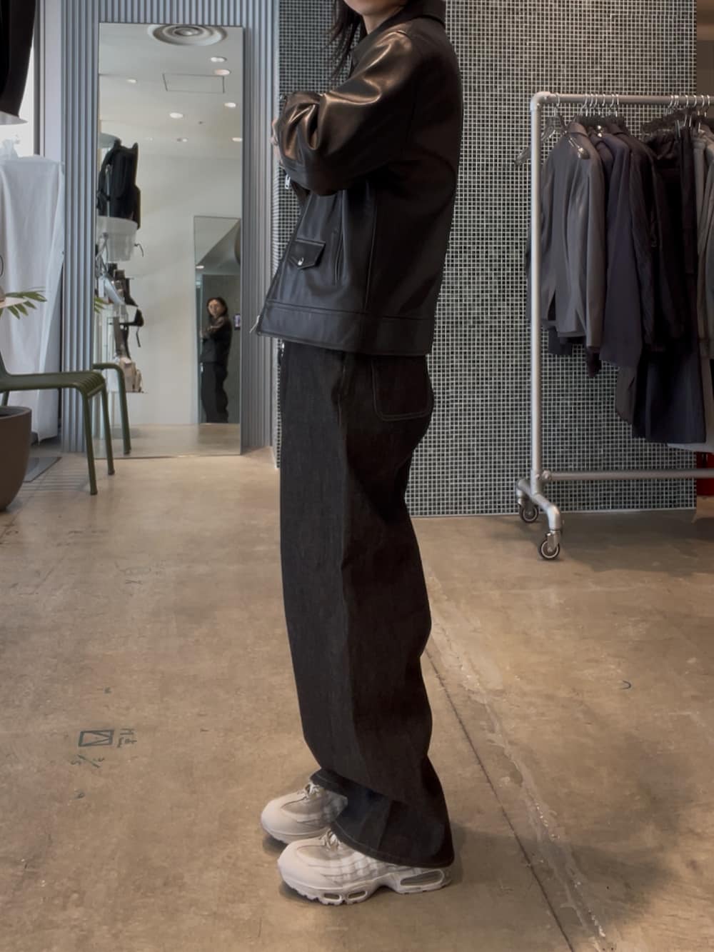 ブラック系のライダースジャケット、ブラック系のデニムパンツを着用したメンズの冬コーディネートの5枚目の写真