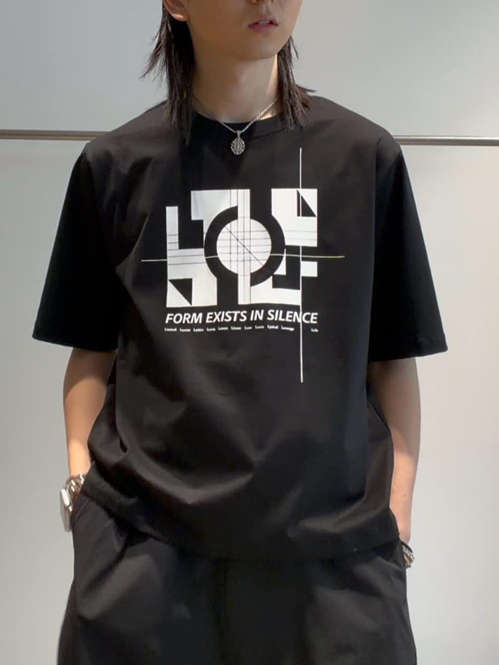 ブラック系のTシャツ/カットソー、ブラック系のその他パンツ、ブラック系のショルダーバッグを着用したメンズの夏コーディネートの3枚目の写真