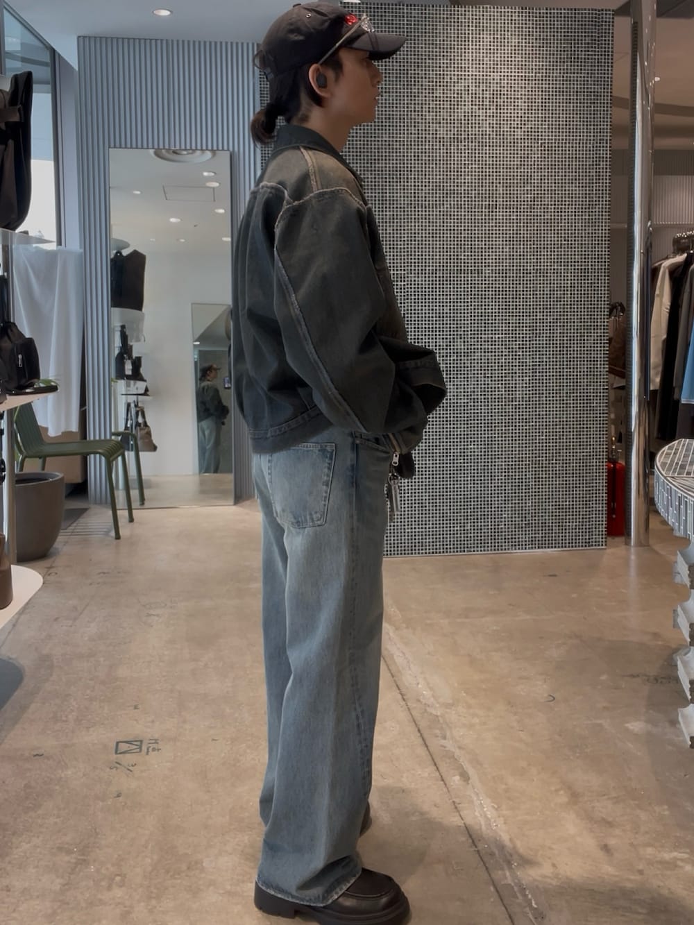 ブルー系のデニムジャケット、ブルー系のデニムパンツ、シルバー系のネックレスを着用したメンズの冬コーディネートの4枚目の写真