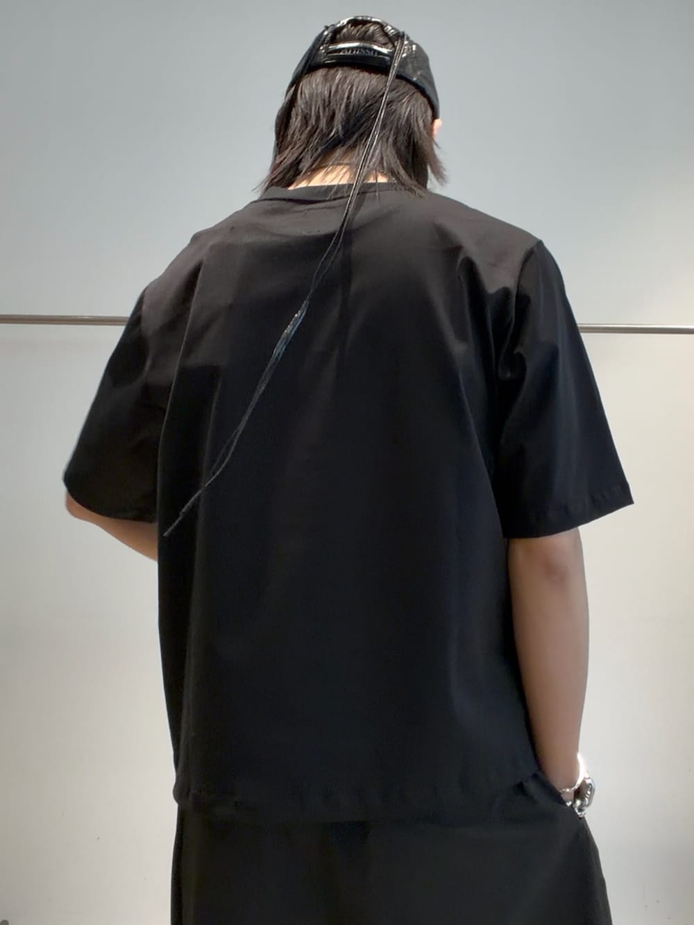 ブラック系のTシャツ/カットソー、ブラック系のその他パンツ、ブラック系のショルダーバッグを着用したメンズの夏コーディネートの5枚目の写真