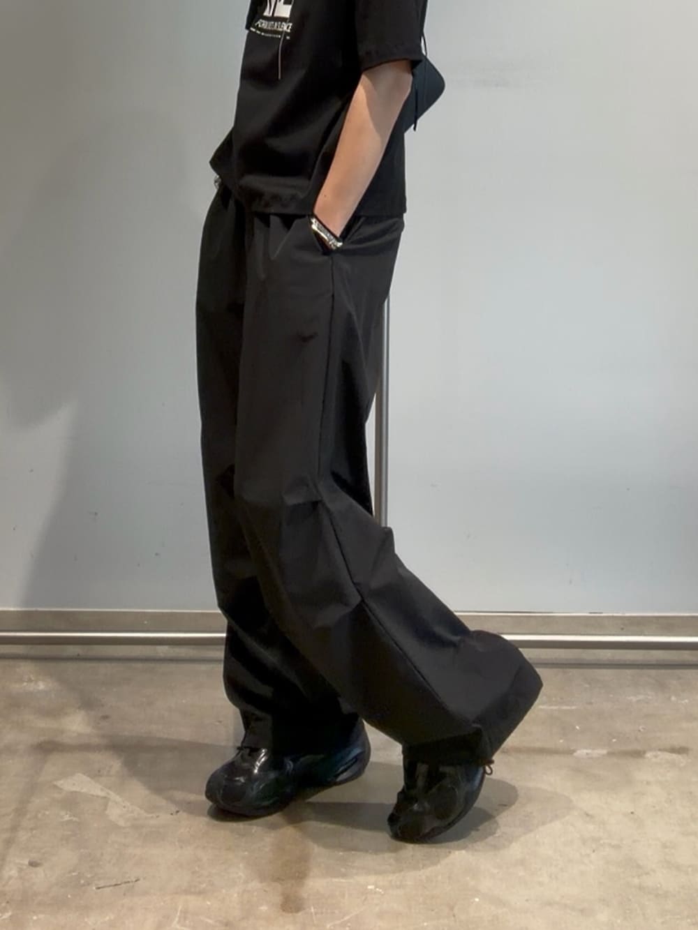 ブラック系のTシャツ/カットソー、ブラック系のその他パンツ、ブラック系のショルダーバッグを着用したメンズの夏コーディネートの6枚目の写真