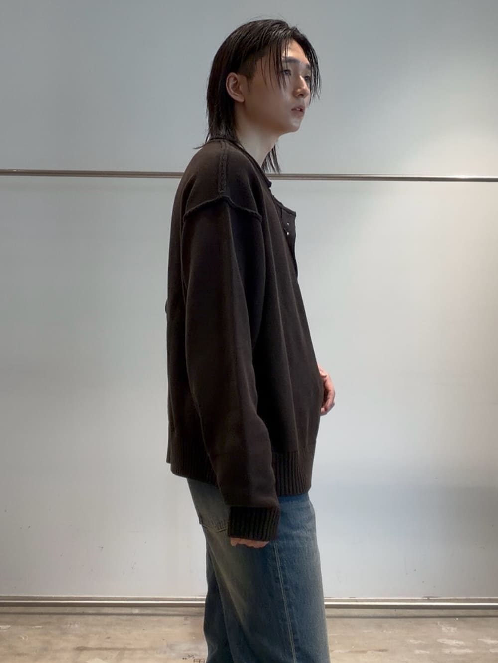 ブラック系のTシャツ/カットソー、ブルー系のデニムパンツを着用したメンズの夏コーディネートの4枚目の写真