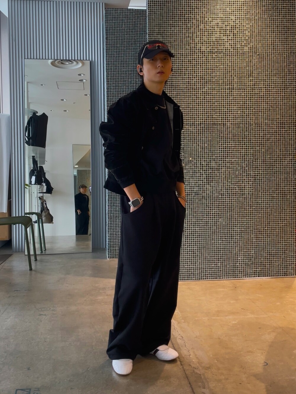 ブラック系のスウェットパンツ、ブラック系のスウェット、ブラック系のデニムジャケットを着用したメンズの冬コーディネートの3枚目の写真