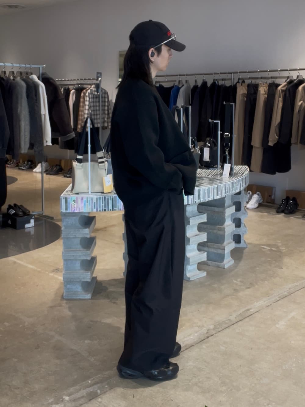 ブラック系のカーディガン/ボレロ、ブラック系のスラックスを着用したメンズの冬コーディネートの4枚目の写真