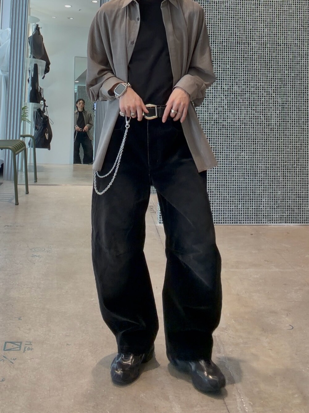 ブラック系のデニムパンツ、グレー系のシャツ/ブラウス、シルバー系のウォレットチェーンを着用したメンズの春コーディネートの3枚目の写真