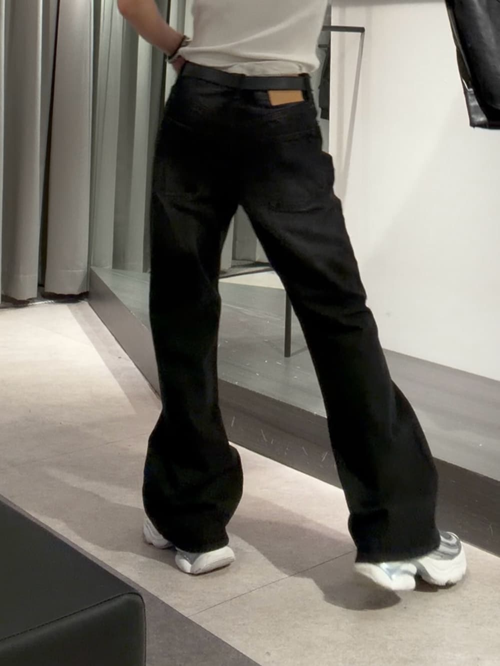 ブラック系のシャツ/ブラウス、ブラック系のショルダーバッグ、ブラック系のデニムパンツを着用したメンズの秋コーディネートの6枚目の写真