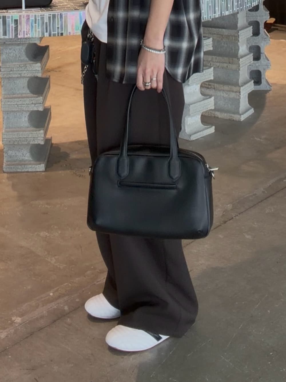 ブラック系のシャツ/ブラウス、ブラック系のスラックス、ブラック系のショルダーバッグを着用したメンズの春コーディネートの4枚目の写真