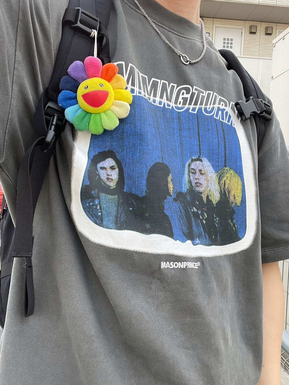 グレー系のTシャツ/カットソー、ホワイト系のショルダーバッグ、シルバー系のネックレスを着用したメンズの春コーディネートの2枚目の写真