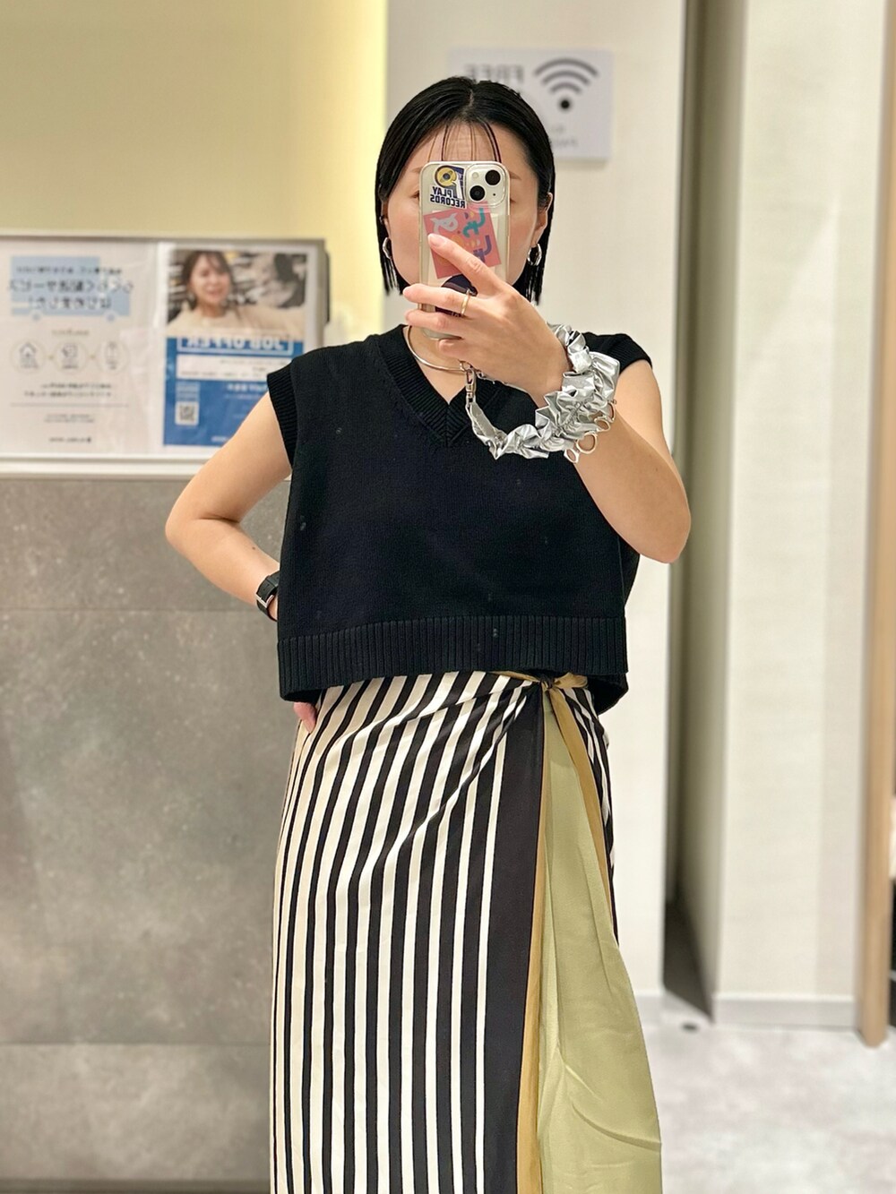 ブラック系のニット/セーター、ベージュ系のその他パンツ、ブラック系のサンダルを着用したレディースの夏コーディネートの2枚目の写真