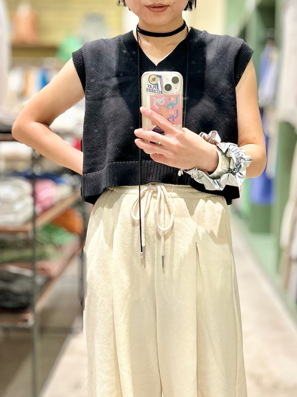 ホワイト系のスウェットパンツ、ブラック系のニット/セーター、ブラック系のサンダルを着用したレディースの夏コーディネートの2枚目の写真