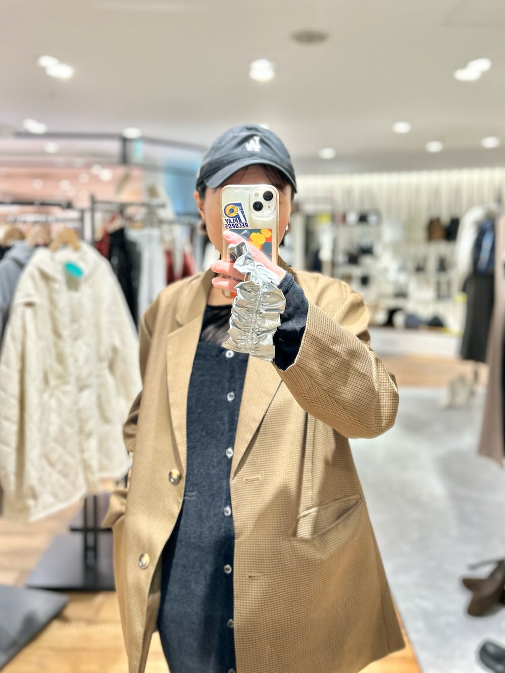 ブラック系のワンピース、ブラック系のブーツ、ブラウン系のテーラードジャケットを着用したレディースの冬コーディネートの2枚目の写真