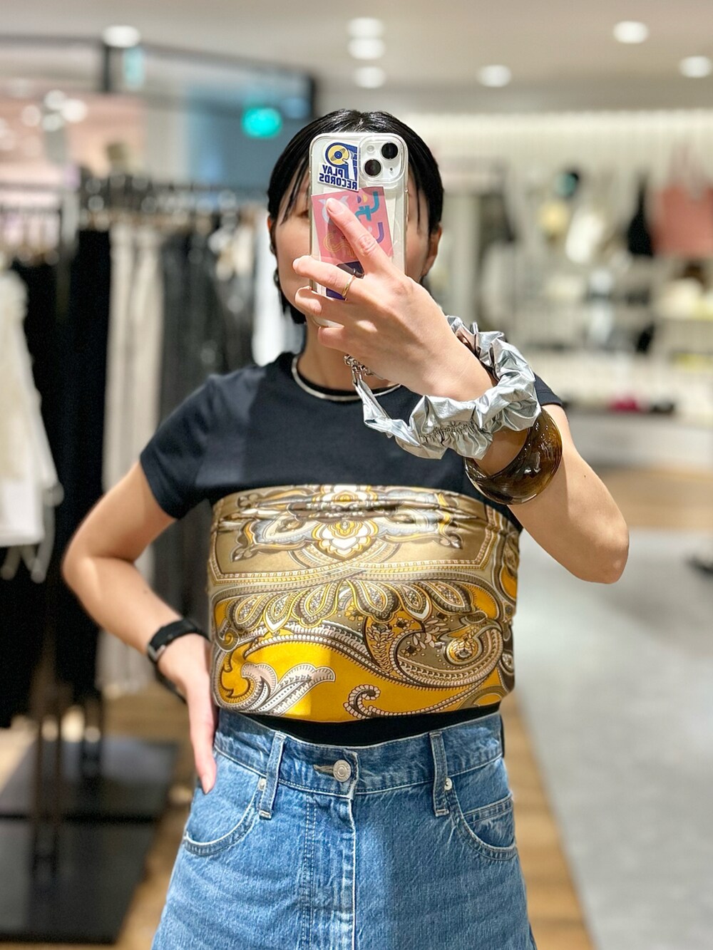 ブラック系のサンダル、ブルー系のデニムパンツ、その他のバンダナ/スカーフを着用したレディースの夏コーディネートの2枚目の写真