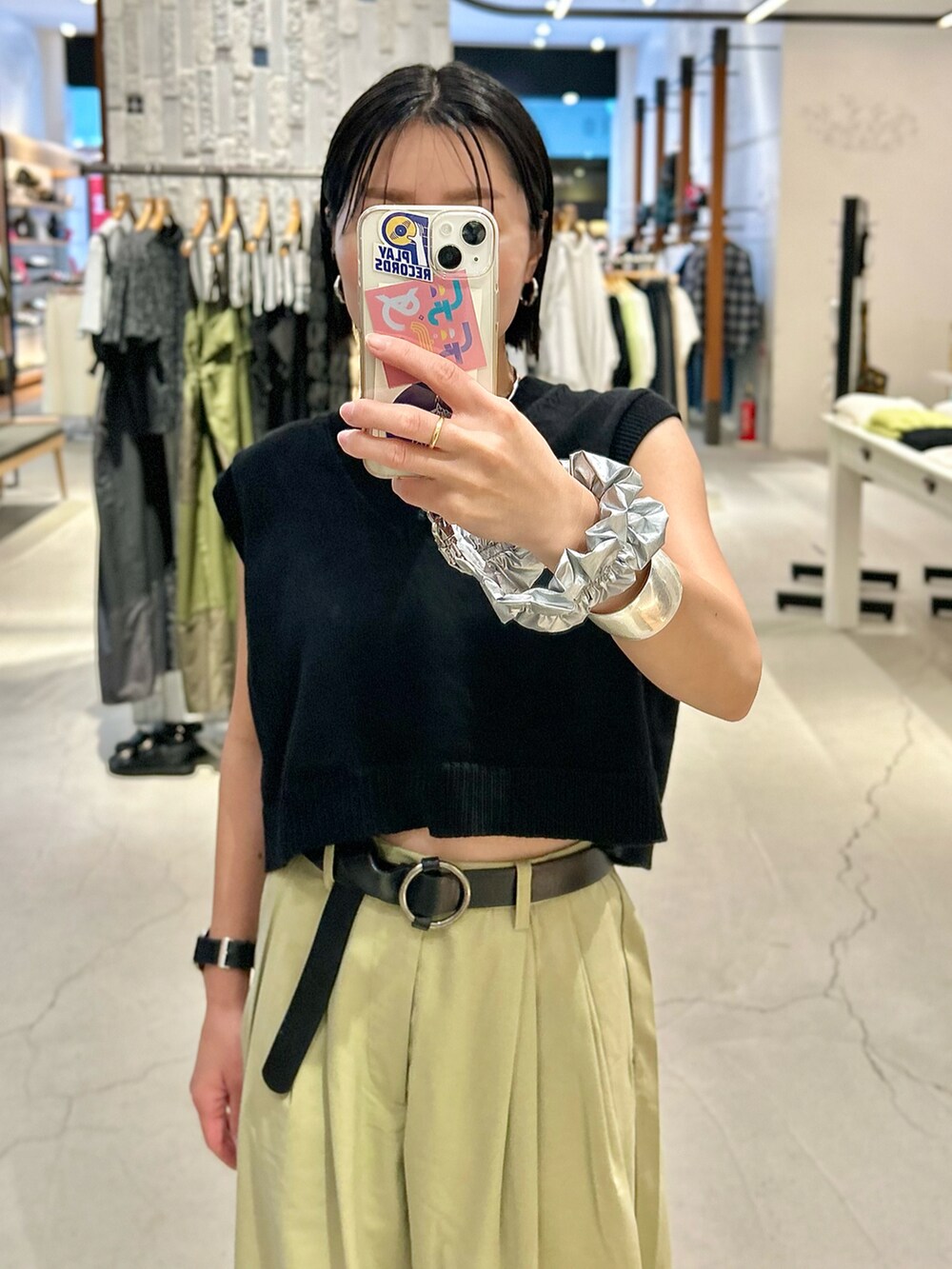 ベージュ系のその他パンツ、ブラック系のニット/セーター、ブラック系のサンダルを着用したレディースの夏コーディネートの2枚目の写真