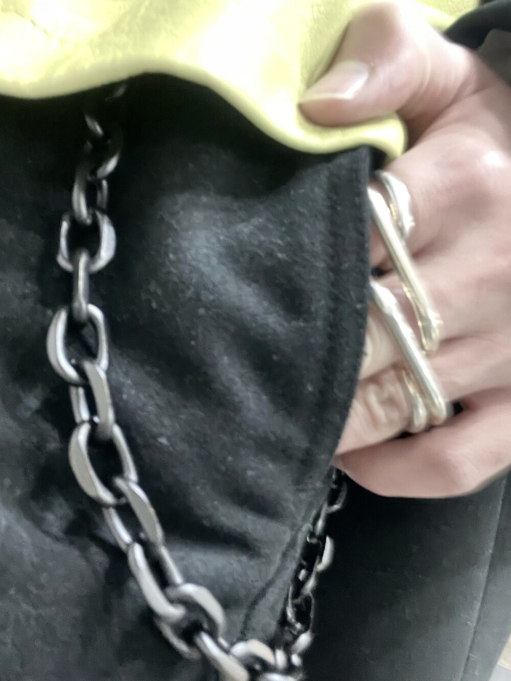 ブラック系のテーラードジャケット、イエロー系のベスト、ブラック系のスラックスを着用したメンズの冬コーディネートの3枚目の写真