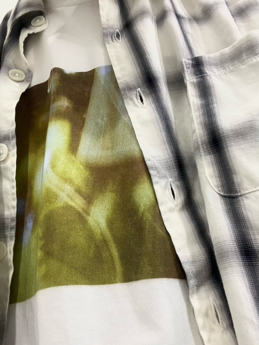 ホワイト系のTシャツ/カットソー、ブラック系のデニムパンツ、オレンジ系のスニーカーを着用したメンズの夏コーディネートの2枚目の写真