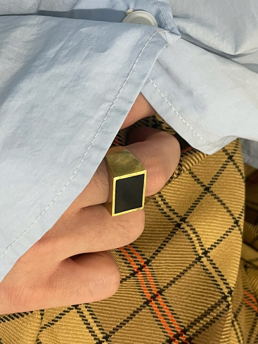 イエロー系のスラックス、ブルー系のシャツ/ブラウス、ブラック系のローファーを着用したメンズの春コーディネートの3枚目の写真