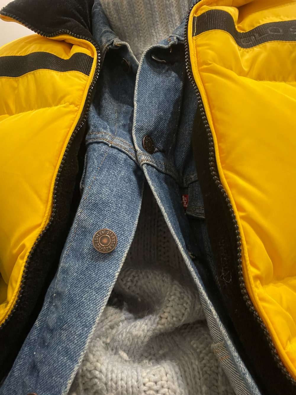 ブルー系のニット/セーター、ブルー系のその他パンツ、イエロー系のベストを着用したメンズの冬コーディネートの3枚目の写真