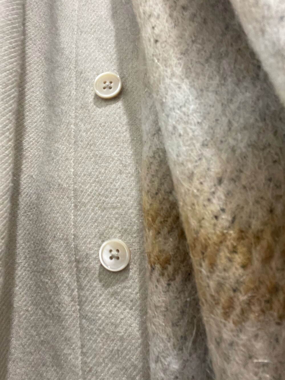 ベージュ系のカバーオール、ブルー系のその他パンツ、ホワイト系のスニーカーを着用したメンズの冬コーディネートの2枚目の写真