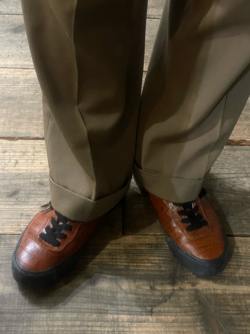 ベージュ系のスラックス、ブラウン系のスニーカー、ホワイト系のシャツ/ブラウスを着用したメンズの春コーディネートの3枚目の写真