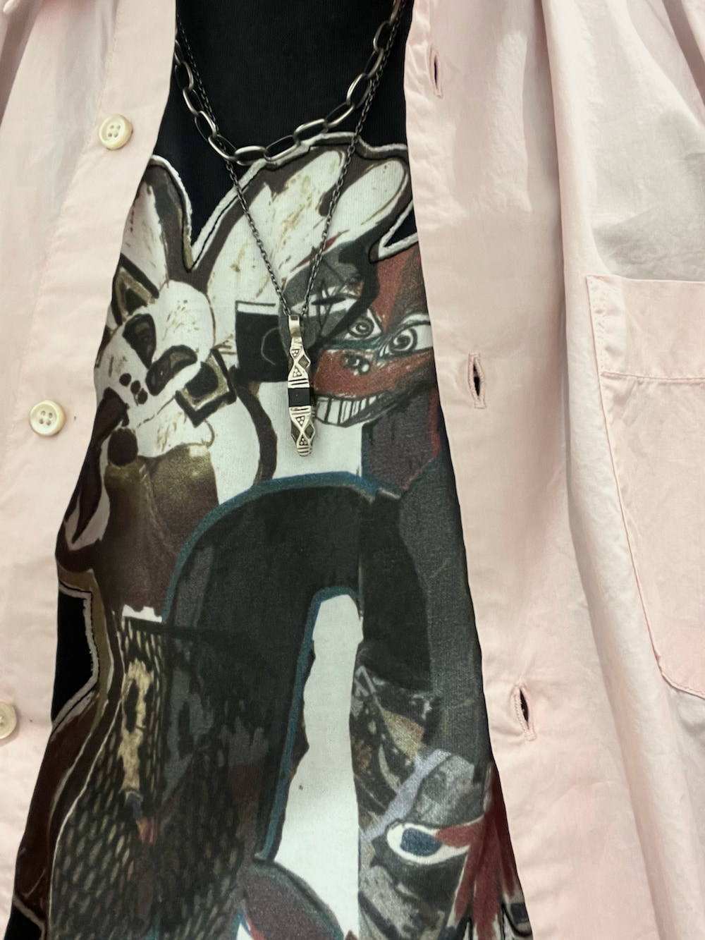 ピンク系のシャツ/ブラウス、ブラック系のTシャツ/カットソー、ベージュ系のカーゴパンツを着用したメンズの夏コーディネートの2枚目の写真