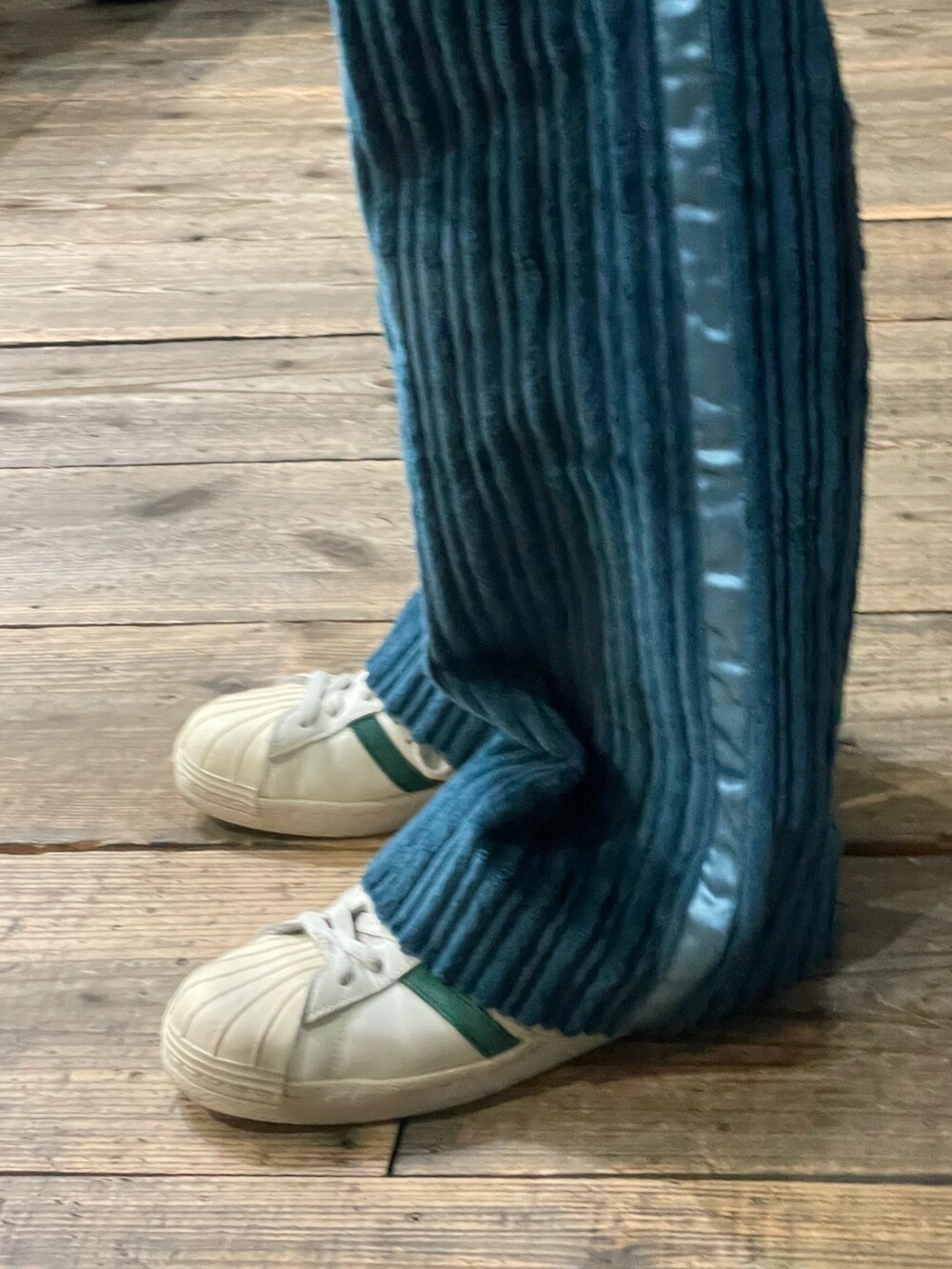 ベージュ系のカバーオール、ブルー系のその他パンツ、ホワイト系のスニーカーを着用したメンズの冬コーディネートの3枚目の写真