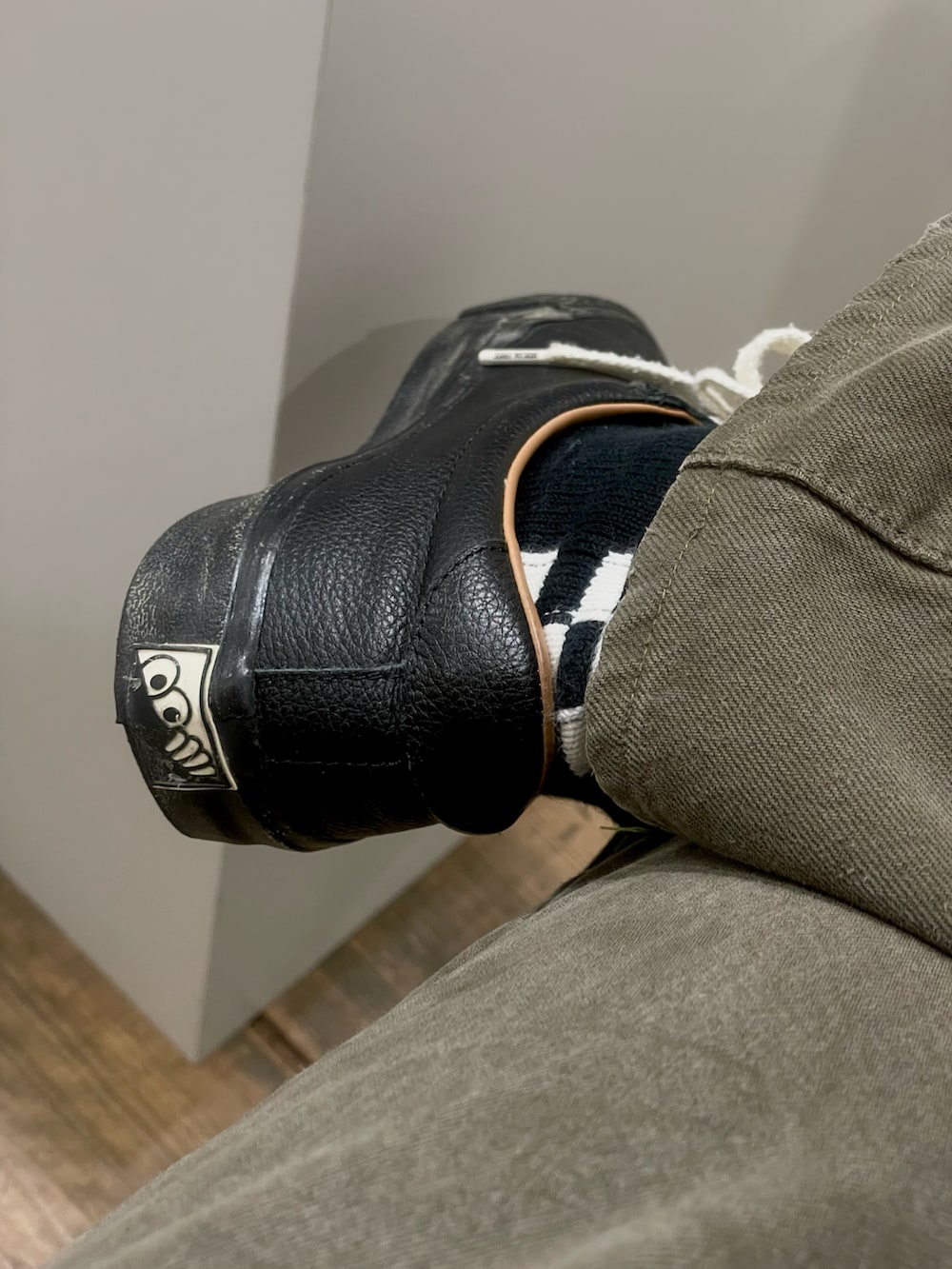 グリーン系のデニムパンツ、ブラック系のスニーカー、ブラック系のシャツ/ブラウスを着用したメンズの春コーディネートの3枚目の写真