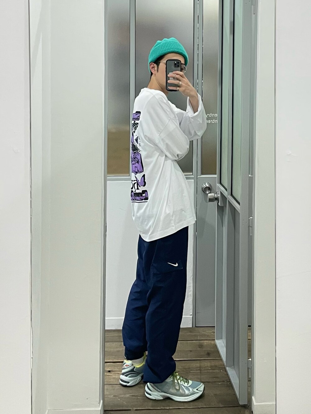 ホワイト系のTシャツ/カットソー、ブルー系のその他パンツ、グレー系のスニーカーを着用したメンズの夏コーディネートの4枚目の写真