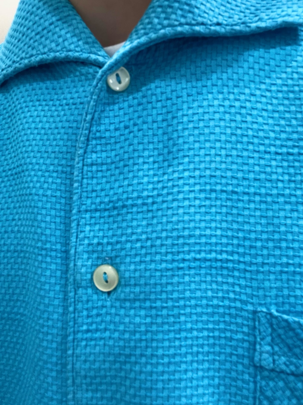 ブルー系のシャツ/ブラウス、ブラック系のスラックス、ブラック系のサンダルを着用したメンズの夏コーディネートの2枚目の写真