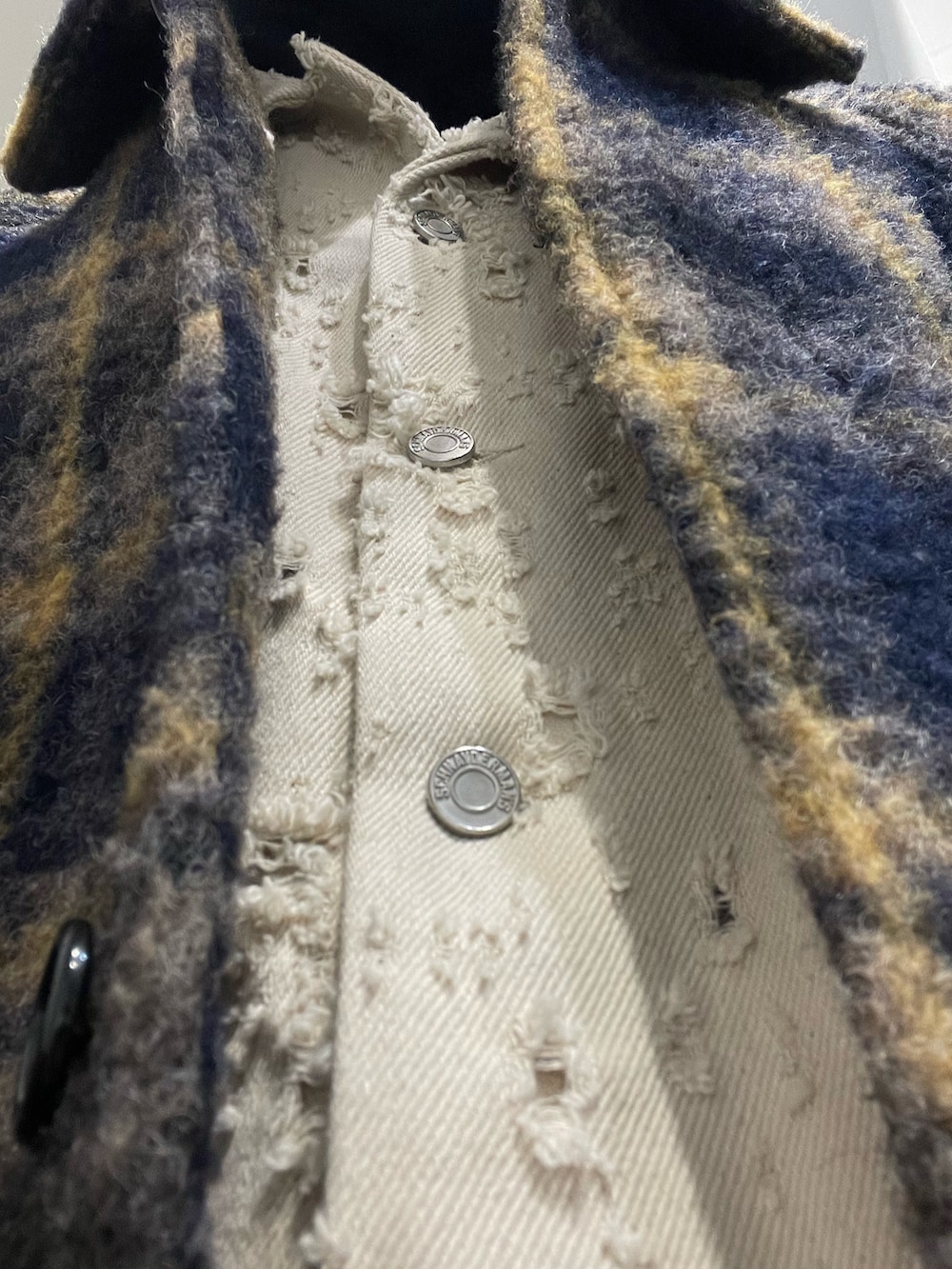 ブルー系のデニムパンツ、ブラック系のブーツ、その他のステンカラーコートを着用したメンズの冬コーディネートの2枚目の写真