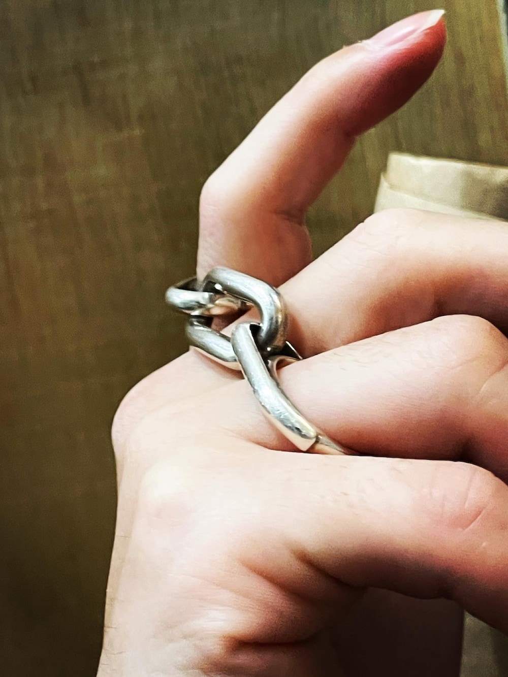 ピンク系のシャツ/ブラウス、ブラック系のTシャツ/カットソー、ベージュ系のカーゴパンツを着用したメンズの夏コーディネートの4枚目の写真