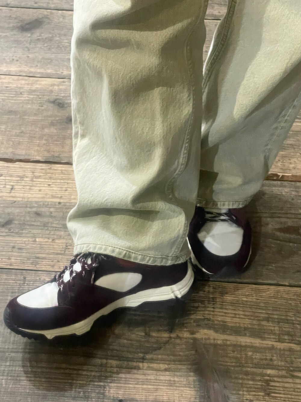 イエロー系のシャツ/ブラウス、グレー系のTシャツ/カットソー、イエロー系のデニムパンツを着用したメンズの夏コーディネートの3枚目の写真