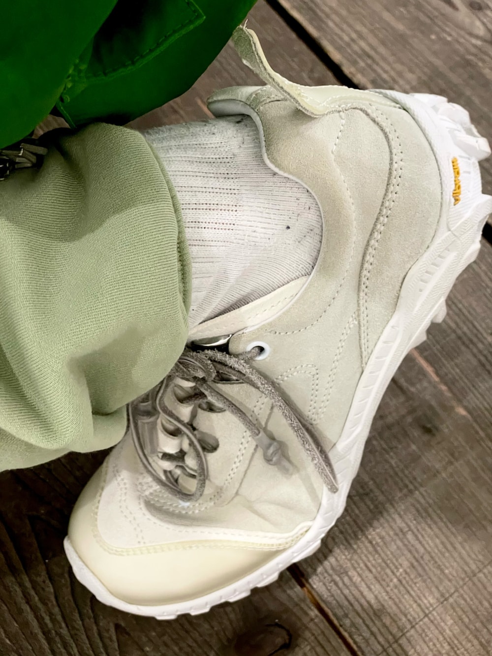 グリーン系のベスト、その他のTシャツ/カットソー、ブルー系のTシャツ/カットソーを着用したメンズの夏コーディネートの4枚目の写真