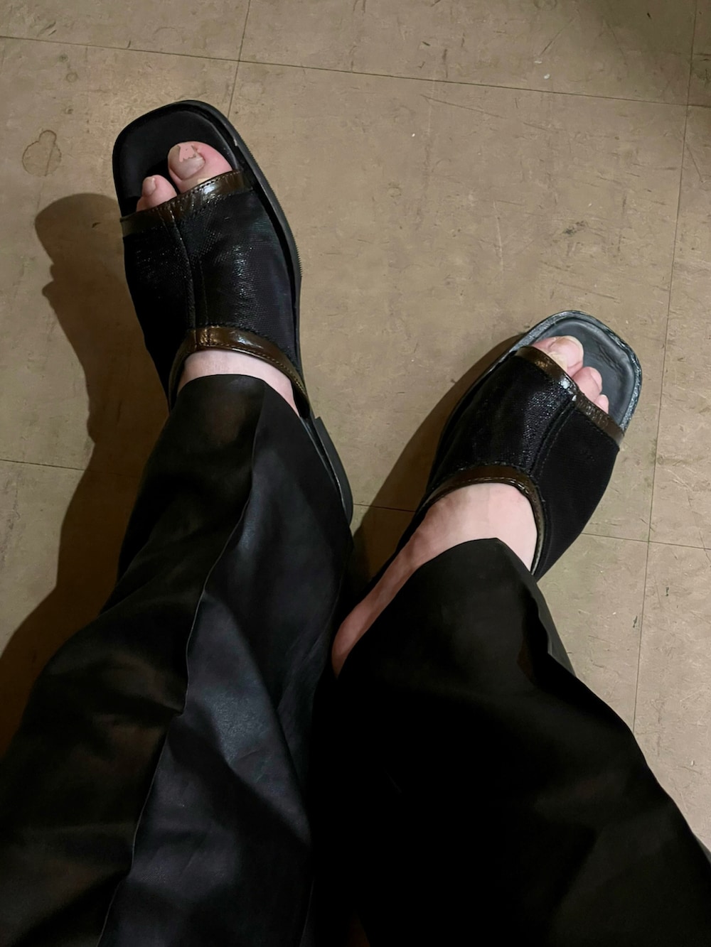 ブルー系のシャツ/ブラウス、ブラック系のスラックス、ブラック系のサンダルを着用したメンズの夏コーディネートの4枚目の写真